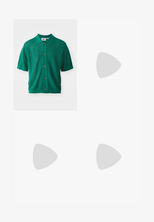 Camisa verde de manga curta com gola, padrão de malha texturizada, cinco botões castanhos na parte da frente e punhos canelados.; T-shirt de algodão verde com gola redonda, mangas curtas e um logótipo branco no lado esquerdo do peito. Textura suave e corte descontraído.; Calças de treino sintéticas pretas com um cós elástico, apresentando riscas laterais brancas e um pequeno logótipo branco no quadril esquerdo.; Calças largas em padrão xadrez castanho e azul, combinadas com sapatos brancos com detalhes pretos e solas texturizadas, contra um fundo verde.