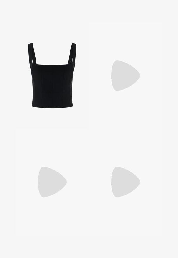 Sort cropped top med brede skulderstropper, har et struktureret design, og lodrette sømme for ekstra form og detaljer. Glat tekstur.; Bershka WIDE-LEG - Wide leg - black; Bershka Højhælede sandaletter / Højhælede sandaler - black; Sort patenteret læder håndtaske med en buet form, en skulderrem, frontlommer og hardware accenter i sølvfarve.