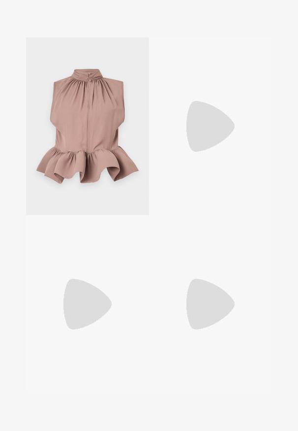 Sømløs top i støvet rosa med høj krave, samlet halsudskæring og en flagrende flæsekant, lavet af glat, let stof.; Lyseblå denim jeans med høj talje, bred benåbning, to sidelommer og plisseret design. Blød tekstur med et falmet finish.; Sorte læder slingback hæle med spids tå, der har en slank hæl og en guldfarvet detalje på den justerbare rem. Glat tekstur.; Sort læderhåndtaske med en samlet topdesign, der har to korte håndtag og en lang justerbar rem. Glat overflade, rund form.