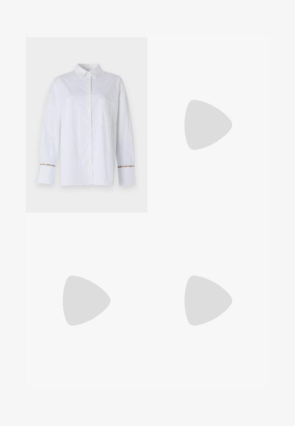 Camicia bianca a maniche lunghe con bottoni, realizzata in tessuto liscio, dotata di taschino sul petto e dettagli a righe colorate sui polsini.; Gonna midi bianca in maglia con un motivo testurizzato a righe verticali e dettagli a taglio vicino all'orlo. Vita elasticizzata. Materiale morbido.; Pantofole da balletto nere in pelle con punta arrotondata, texture liscia, dettagli di cucitura minimi e design con suola flessibile.; Borsa a tracolla in pelle marrone con chiusura a pattina, hardware color oro, tracolla e una finitura liscia. Forma rettangolare compatta.