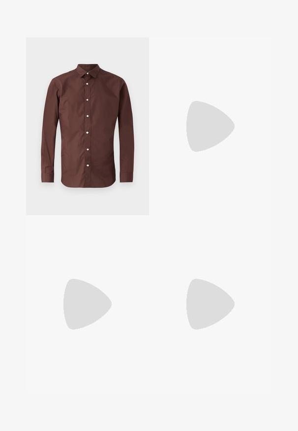 Brūna garām piedurknēm krekls, izgatavots no gludas kokvilnas. Iespējas ietver pogu aizdari uz apkakles un priekšpuses pogas ar šauru, pielāgotu piegriezumu.; Melnas strīpainas platās bikses ar pieūgumiem, ar pielāgotu dizainu un mīkstu tekstūru. Nav redzamu detaļu vai akcentu.; Melnas ādas mokasīni ar pērlītēm uzsvaru, ar masīvu melnu zoli un dzeltenu šuvumu gar malu. Ar teksturētu apdari.; Melnas taisnstūra brilles ar caurspīdīgiem stikliem un smalku purpura tonējumu, ar gludām kājiņām un minimālistisku dizainu.