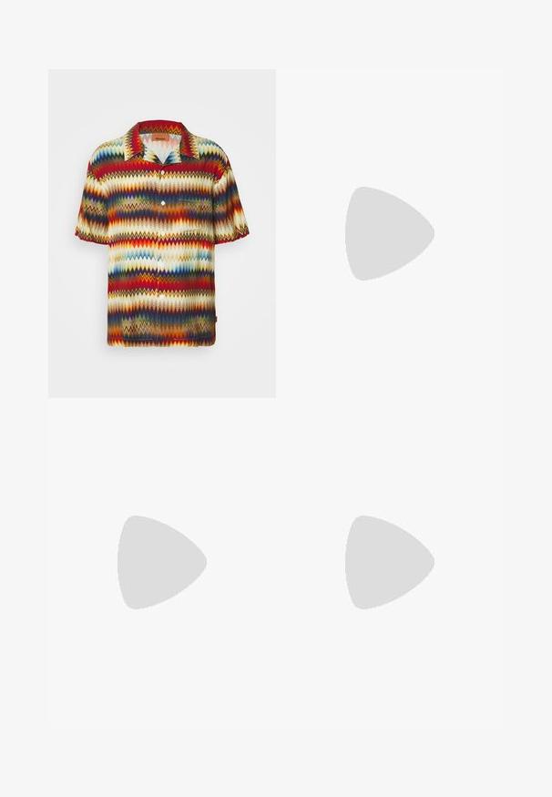 Kortermet skjorte med et fargerikt sikksakkmønster i rød, blå, gul og krem. Laget av lettvint stoff med krage og knappelukking.; Lys beige kortermet T-skjorte laget av myk stoff, med brodert "Emporio Armani Milano"-logo i en litt mørkere nyanse.; Navyblå bukser laget av bomull, med rett ben-design, frontlukking med knapp og klassisk midje med beltehanker.; Svart semsket sneakers med snøring og kontrasterende hvit gummisåle. Har teksturerte sidepaneler og subtil merkevare på hælen.