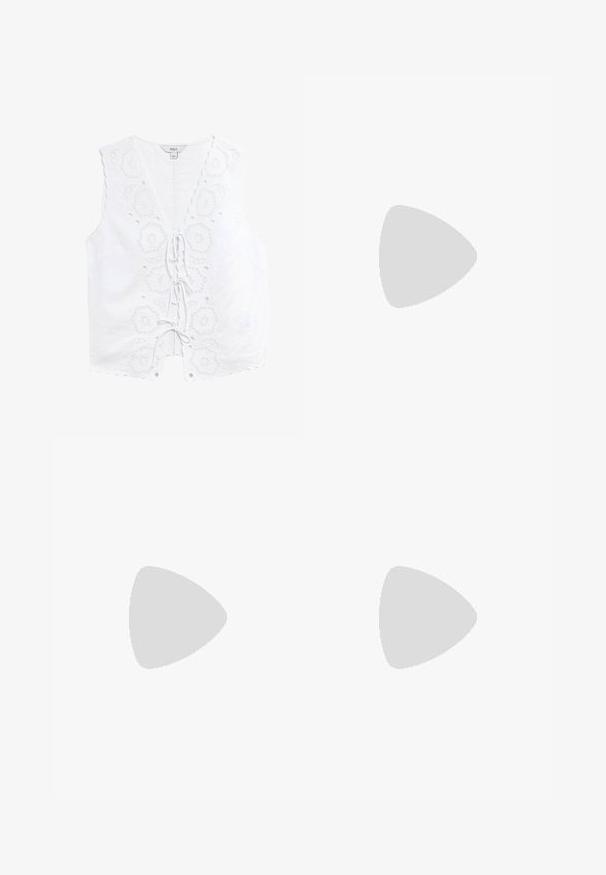 Top senza maniche in lino bianco con motivi floreali ricamati, bordi ondulati e chiusura anteriore con lacci decorativi a occhiello.; Pantaloni culotte neri in poliestere con una cintura elastica, due pieghe frontali e una silhouette ampia. Nessun motivo visibile o dettagli in metallo.; Sandali con tacco in vernice nera, con punta squadrata, cinturini alla caviglia e fibbie in argento. Presentano un tacco a blocco spesso per maggiore stabilità.; Borsa a tracolla nera in pelle con una forma curva, manico rimovibile e accessori dorati. La borsa presenta una patta con un dettaglio a fibbia.