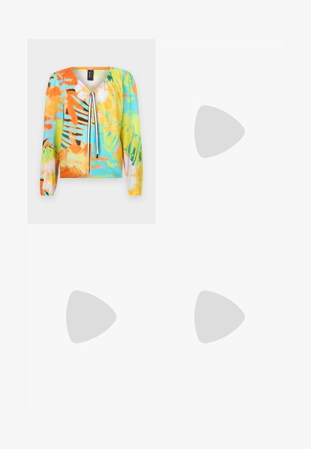 Blouse multicolore avec un décolleté en V, présentant un motif floral et tropical en orange, bleu et vert. Manches longues avec des poignets élastiques.; Pantalon noir ajusté avec une coupe droite, présentant une texture lisse et des plis nets sur le devant. Aucune quincaillerie visible.; Slingback noir à bout pointu avec un petit talon, en cuir lisse et doté d'un design découpé sur le côté pour plus de respirabilité.; Sac à main en cuir noir avec un design structuré, featuring une forme cropped, une poignée supérieure et des accents en matériel doré. Bandoulière réglable incluse.