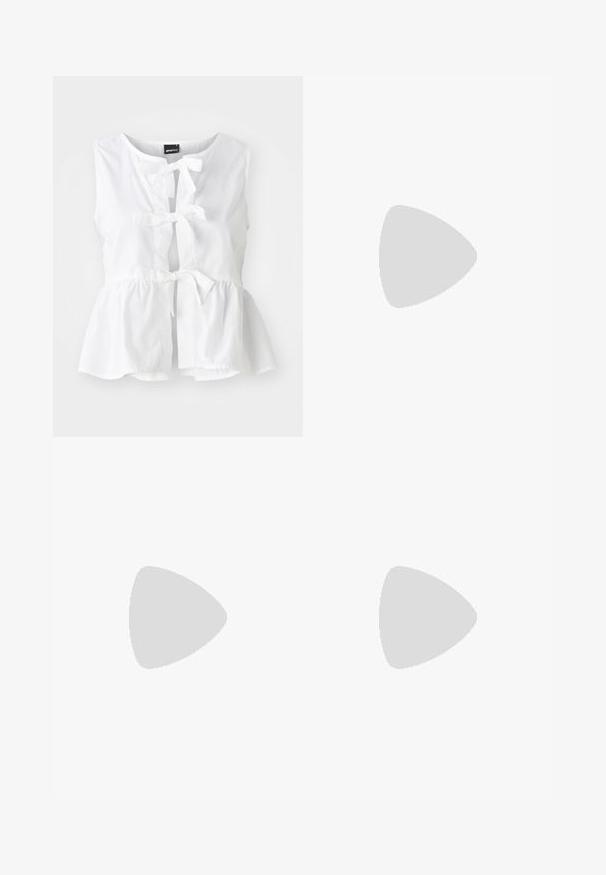 Top bianco senza maniche in tessuto leggero, con orlo a peplum, legature frontali e apertura a chiave, con scollatura arrotondata.; Jeans bianchi a gamba larga in denim, caratterizzati da un'alta vita, design a cinque tasche e chiusura con bottone metallico. Tessuto liscio, senza fantasie.; Mocassino da uomo in pelle marrone scuro con suola nera e dettaglio di cucitura lungo la punta, mostrato in profilo laterale.; Occhiali da sole a tartaruga con lenti scure, forma ovale e aste larghe. Presentano un piccolo accento dorato sul lato. Materiale in plastica liscia.; Borsa in tessuto intrecciato di colore verde oliva, dalla forma ampia e arrotondata, con un'unica maniglia allungata per il trasporto. Superficie texturizzata.