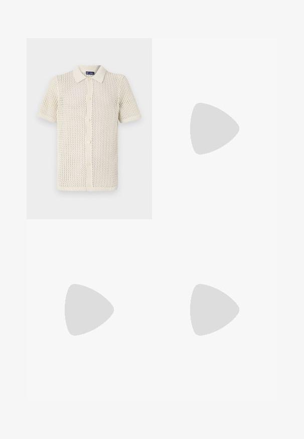 Krátky rukáv, pletený top s golierom v krémovej farbe s textúrovaným, otvoreným vzorom. Zatváranie na päť gombíkov s rebrovanými okrajmi.; Sivé nohavice s elastickým pásom a šnúrkou na stiahnutie. Priamy strih, vyrobené z hladkej tkaniny, s minimálnym prešívaním a bez viditeľného hardvéru.; Biele tenisky s čiernymi a šedými akcentmi, s textúrovanou šedou špičkou, čiernou gumovou podrážkou a plochými bielymi šnúrkami. Čistý dizajn, minimalistický štýl.; Sivá semišová ľadvinka s okrúhlym tvarom, dvoma zipsovými priehradkami a nastaviteľným popruhom. Obsahuje kovové prvky.