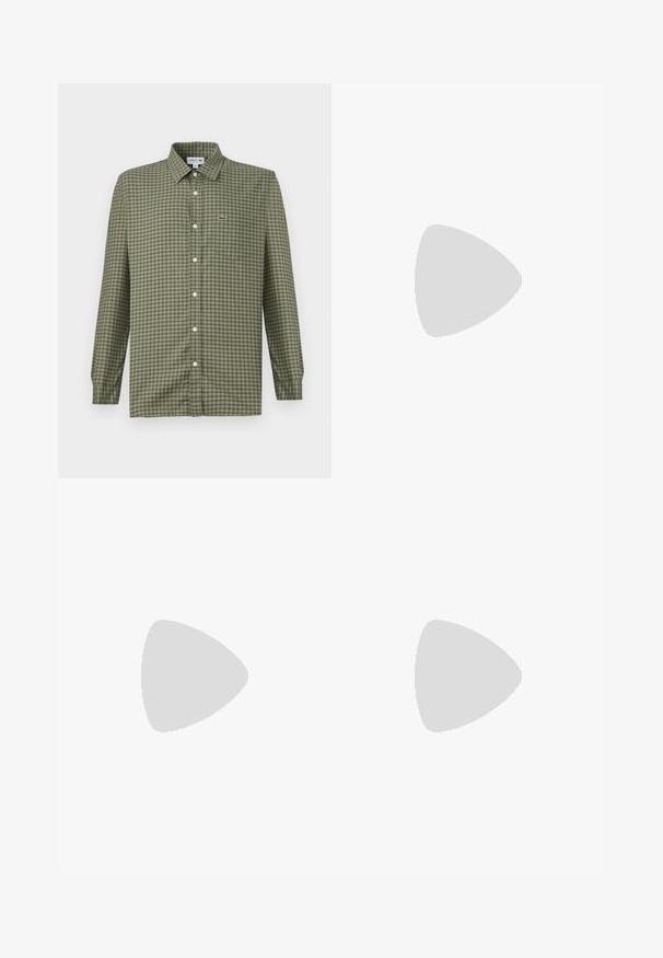Groene geruite overhemdd met een kraag, lange mouwen en een klein Lacoste-logo op de linkerborst. Gemaakt van lichtgewicht stof.; Lichtblauwe denim jeans met een losse pasvorm, rechte pijpen, een vijfzakkenontwerp en een knoopsluiting bij de taille. Minimalistische stikdetails.; Lacoste sneakers in donkergrijs van mesh en synthetisch materiaal, met een gestructureerde zool en bruine accenten op de kraag en branding.; Fanny pack in donkerblauw tie-dye print met een ritssluiting bovenaan, textuur materiaal en een opvallend logo op de voorkant.
