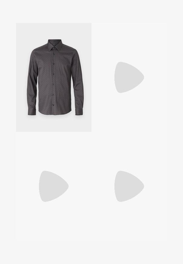 Camicia a maniche lunghe in tessuto blu scuro con un sottile motivo geometrico in blu chiaro e marrone. Presenta un colletto standard e una chiusura a bottoni.; Pantaloni neri su misura con una vestibilità dritta, realizzati in tessuto liscio. Presentano passanti per cintura e dettagli di piega lungo la parte anteriore.; Sneaker bianche in pelle con finitura liscia, punta arrotondata, lacci piatti e suola texturizzata. Accento in suede grigio sul tallone.; Occhiali da sole trasparenti in plastica con lenti rettangolari marroni, dotati di sottili aste trasparenti e dettagli in metallo sulle tempie.