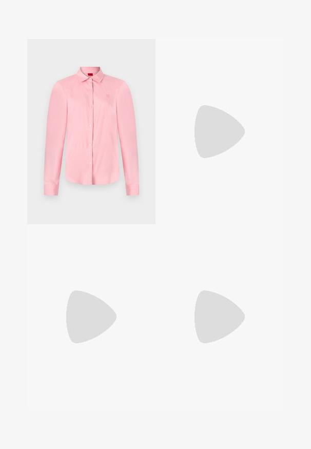Camicia a maniche lunghe di un leggero rosa, con chiusura a bottoni e colletto; presenta un logo ricamato discreto sul petto e una texture del tessuto morbida.; T-shirt nera a maniche corte in cotone, con una grande grafica rettangolare blu che riporta la parola "HUGO" in lettere bianche in grassetto.; Pantaloni neri a gamba larga realizzati in cotone, con vita alta, ampie tasche laterali e vita con cintura arricchita da dettagli in metallo argentato.; Mocassini neri con plateau e finitura in pelle liscia, caratterizzati da un dettaglio con fibbia e borchie, abbinati a calzini bianchi a coste.