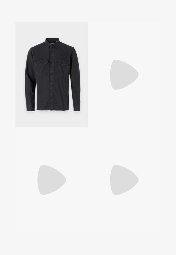 Langärmliges, dunkelgraues Hemd mit Knöpfen aus Baumwollmischung, das über zwei Brusttaschen und ein klassisches Kragendesign verfügt.; Weiße Baumwoll-T-Shirts, kurze Ärmel, Rundhals-Design, schlichte Textur, in einer Reihe gestapelt, mit dezentem Branding am Hals.; Schwarze Baumwollshorts mit elastischem Bund, Seitennähten und einem kleinen weißen Logo am linken Bein. Glatte Textur, knielanges Design.; Schwarze Sneaker mit einem Obermaterial aus Wildleder und Synthetik, ausgestattet mit drei weißen Streifen, einer strukturierten Gummi-Sohle und einem blauen Logo-Tag auf der Zunge.