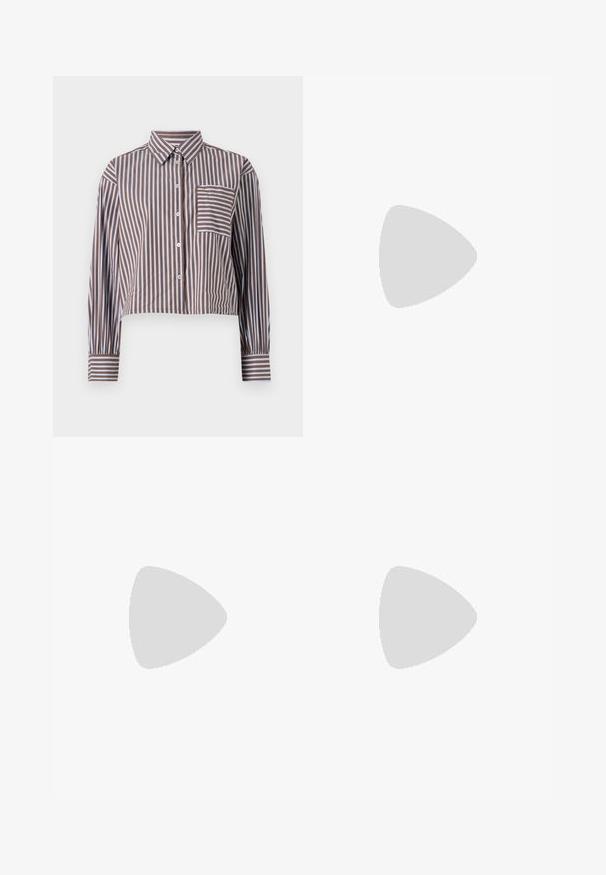 Stripete croppet skjorte i brunt og lyseblått, med krage, frontknapper og en brystlomme med horisontale striper.; Svart halterneck-top laget av teksturert stoff med høy hals, innsamlet detaljering og omslagdesig med en kortet hem.; Sorte flagrende bukser laget av glatt stoff, med en tettsittende midje, front sømdetaljer og en lett flare som begynner fra kneet.; Svart skinn knelangt støvler med firkantet tå og blokkhelt. Har glidelås på siden og glatt tekstur.