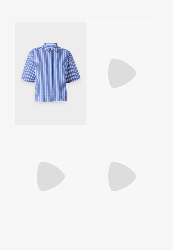 Camicetta a maniche corte a righe blu e bianche con colletto, caratterizzata da una vestibilità ampia e dettagli a bottoni lungo il centro. Tessuto dalla texture liscia.; Pantaloni neri a gamba larga realizzati in un tessuto strutturato. Presentano una vita alta, una chiusura frontale a cinque bottoni e pince stirate per un tocco di dettaglio in più.; Sandali con tacco in vernice nera, con punta squadrata, cinturini alla caviglia e fibbie in argento. Presentano un tacco a blocco spesso per maggiore stabilità.; Borsa tote in pelle nera con texture liscia, forma rettangolare e due manici lunghi. Nessun hardware o decorazione visibile.