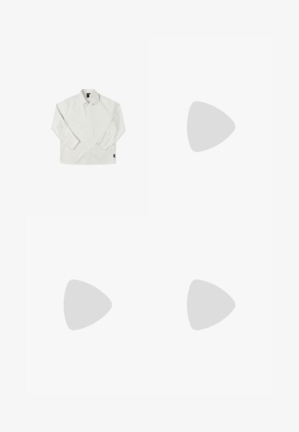 Former ANDERSON - Hemd - beige; Weißes Baumwoll-Trägershirt mit Rundhalsausschnitt, breiten Trägern und geradem Saum, das eine glatte Textur aufweist und keine sichtbaren Muster hat.; Maßgeschneiderte dunkelblaue Stoffhosen mit hoher Taille, zwei frontalen Falten, Knopfverschluss und geraden Beinen aus glattem Material.; Schwarze Lederloafer mit glatter Oberfläche, ausgestattet mit einer Nahtverzierung an der Vorderkappe und einer niedrigen, durchgehenden Gummisohle in Schwarz.