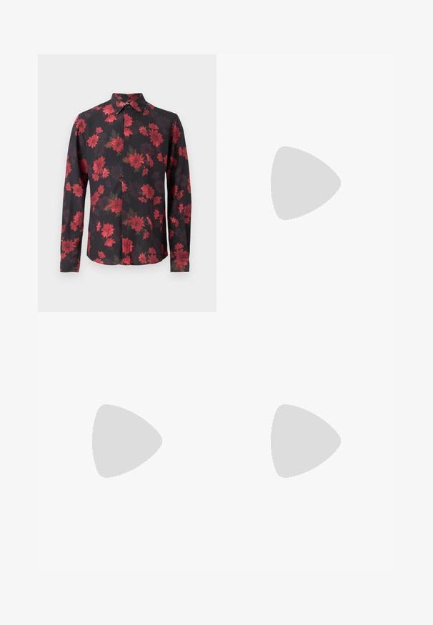 Sort langærmet skjorte med rødt blomstermønster, knap-ned krave og frontklap. Letvægtsstof med en glat tekstur.; Sæt af fem t-shirts i sort, hvid og marineblå. 100% bomuldsstof, korte ærmer, rund halsudskæring og ensartet overflade uden mønstre.; Grønne mønstrede bukser med et slangeprintdesign i nuancer af brun og orange, lige snit og en glat tekstur.; Sorte læder loafers med en glat finish, rund tå og en lille dekorativ flap. Har en lav stablet hæl og en subtil brandingdetalje.