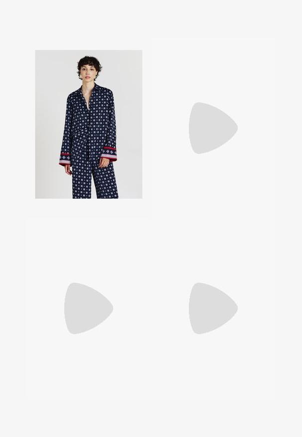 Calliope Camicia - var blu notte; Pantaloni culotte neri in poliestere con una cintura elastica, due pieghe frontali e una silhouette ampia. Nessun motivo visibile o dettagli in metallo.; Sandali con tacco in vernice nera, con punta squadrata, cinturini alla caviglia e fibbie in argento. Presentano un tacco a blocco spesso per maggiore stabilità.; Borsa a tracolla nera in pelle con una forma curva, manico rimovibile e accessori dorati. La borsa presenta una patta con un dettaglio a fibbia.