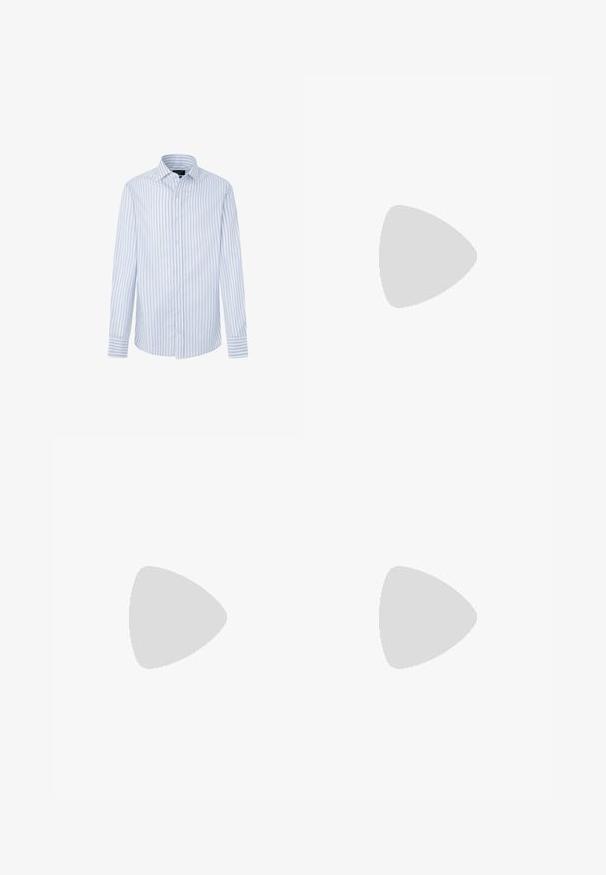 Hackett London STRIPES - Majica - blue white; Černe hlače od glatke tkanine, ravnog kroja, sa standardnim pojasom s dugmetom i suptilnim bočnim džepovima.; Crna cipelica bez vezica s zaobljenim vrhom, s teksturiranim gornjim dijelom, glatkim bijelim đonom i suptilnim detaljem brendiranja sa strane.; Crne pravokutne sunčane naočale s tamnim lećama, koje imaju upečatljiv oblik i brend na ručki. Nosene od strane osobe u zelenoj košulji.