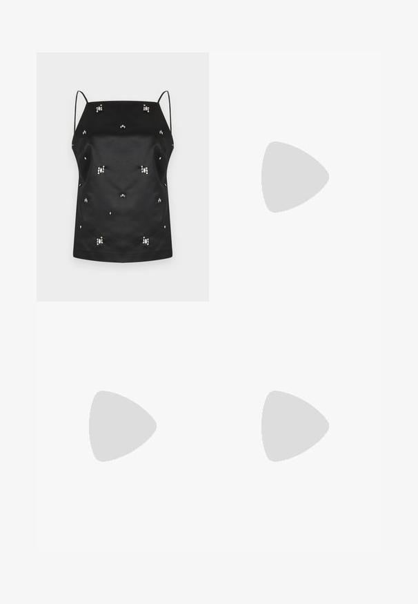 Camisole en satin noir avec fines bretelles, ornée de cristaux dispersés et d'une coupe décontractée. Texture lisse et design minimaliste.; Jupe plissée grise au toucher lisse, dotée de multiples plis verticaux et d'une taille ajustée. Fabriquée en tissu léger.; Sandales noires à talons avec des fines lanières, un design ouvert à l'avant et un petit talon évasé. Le matériau semble lisse et brillant.; Sac à main en simili cuir noir avec une texture crocodile, un dessus resserré et une sangle froncée. A l'apparence douce et compacte.