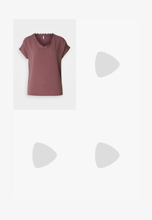 Rövid ujjú, laza szabású felső tompa mauve színben, ívelt V-kivágással. Könnyű, sima textúrájú anyagból készült.; Sötétkék denim széles lábú farmernadrág. Öt zsebbel, övhurkokkal és nyers szegéllyel az alján, amelyen látható varrási részletek találhatók.; Fekete lakk bőr szandálkés magas sarkú cipő, hegyes orral és geometrikus tömbsarkakkal. Karcsú, minimalista dizájn és sima textúra jellemzi.; Fekete bőrtáska ívelt formával, levehető pánttal és arany színű fémrészekkel. A táskán egy csattal díszített fedél található.