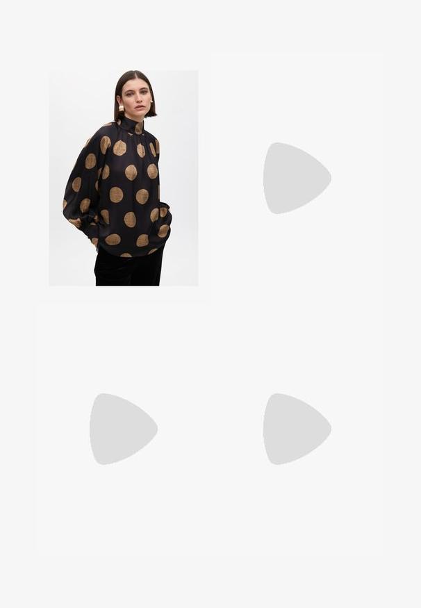 Donna che indossa una blusa nera con grandi pois dorati texturizzati, collo alto, maniche a palloncino e orecchini di dichiarazione dorati, su uno sfondo bianco.; Bershka WIDE-LEG - Wide Leg - black; Bershka Sandali con tacco - black; Borsa a spalla in vernice nera con forma curvata, una tracolla, tasche frontali e dettagli in metallo argentato.