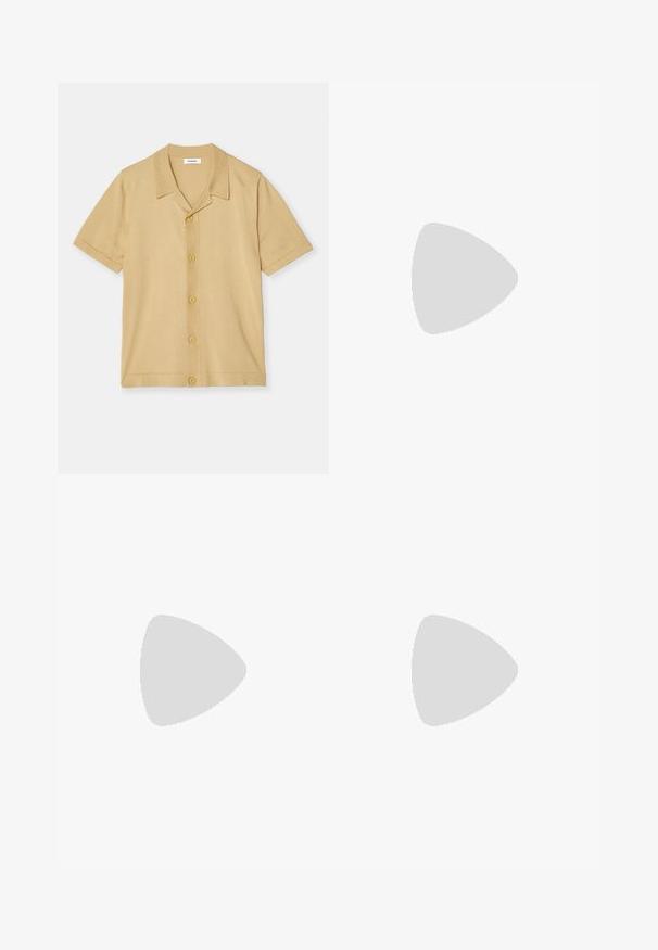 Cardigan lavorato a maglia beige a maniche corte con cinque bottoni e colletto aperto, posato su uno sfondo bianco.; Pantaloni navy realizzati in tessuto liscio, con design a gamba dritta, passanti per cintura e chiusura a bottone singolo. Stile minimalista senza fantasie.; Sneaker in pelle nera con profilo basso, punta tondeggiante e chiusura stringata; presenta una suola in gomma testurizzata e dettaglio del logo sul tallone.; Borsa a tracolla nera e grigia con motivo geometrico, chiusura a zip e accessori in metallo argentato. Inclusa una tracolla regolabile.