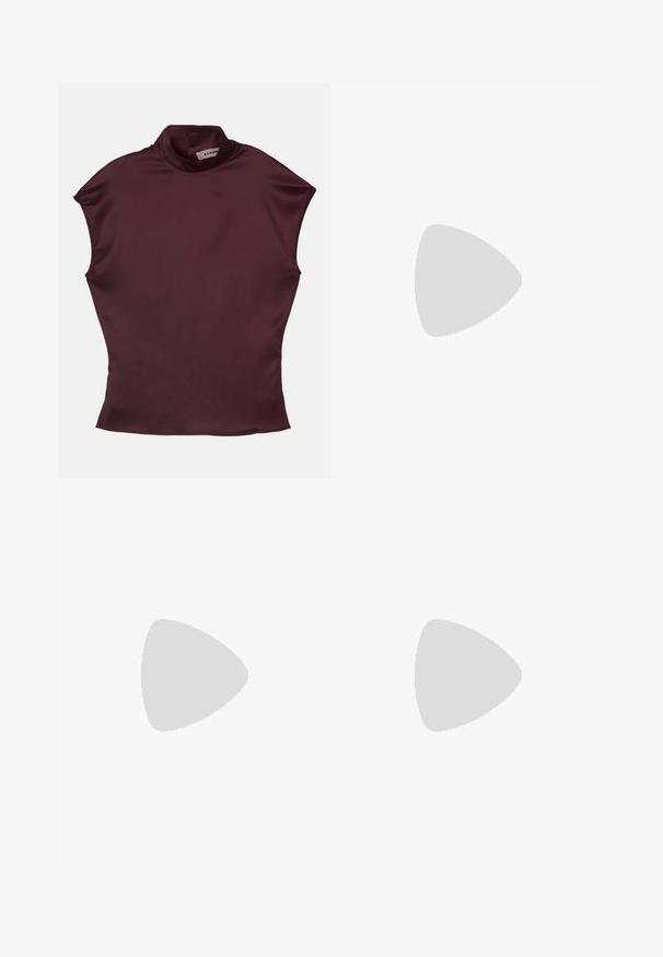 Burgundská krátka rukávová polovičná roláková blúzka vyrobená z hladkého saténového materiálu, s priliehavým strihom a čistými, minimalistickými švami.; Modré úzke denimové džínsy so hladkou textúrou, stredne vysokým pásom, piatimi vreckami a svetlým vyblednutím na stehnách. Obsahujú kovový gombík a zips.; Čierne kožené slip-on mule s špicatou špičkou, zberanou textúrou a malým podpätkom. Obsahuje šnúrovací detail na otvorení.; Malá čierna kožená kabelka zaobleného tvaru, s hornou rukoväťou a odnímateľným popruhom. Nosená s čiernymi látkovými šatami a čiernymi plisovanými topánkami.; Náušnice v zlatej farbe vo forme kruhu s točiacim sa dizajnom, s drážkovanou textúrou a hladkým povrchom. Ľahká a prázdna konštrukcia.