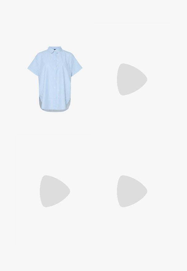 Jasnoniebieska koszula z krótkim rękawem z pionowymi białymi paskami, z zapięciem na guziki, kołnierzykiem oraz kieszonką na piersi. Gładki materiał o luźnym kroju.; Czarne dżinsowe spodnie o szerokich nogawkach i wysokim stanie, z przednimi i tylnymi kieszeniami, przeszyciami oraz zapięciem na guziki. Gładka struktura.; Czarne klapki z dwoma złotymi klamrami, gładki materiał, płaska podeszwa i minimalistyczny design.; Brązowa skórzana torba na ramię o zaokrąglonym kształcie, ze złotymi akcentami i zapięciem w formie klamry. Posiada odpinany pasek na ramię.