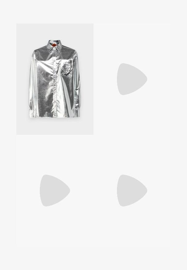 MCM METALLIC SHIRT  - Užsagstoma palaidinė - silver; Kreminės spalvos kelnės su pritaikytu siluetu, turinčios plokščią priekį, klostes ir tiesias kojas, pagamintos iš minkštos, tekstūruotos medžiagos.; Balti odiniai aukštakulniai batai su smailiu priekiniu galu, kulkšnies dirželiu ir siauru stiletu. Lygi tekstūra su subtiliu blizgiu paviršiumi.; Juodas odinis rankinukas su kreiviu dizainu, su sidabro spalvos knopkėmis, užsegimu ir dviem šoninėmis kišenėmis. Reguliuojama dirželis nešimui.