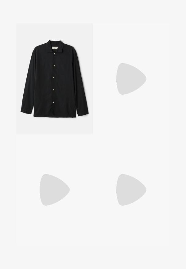 Camisa negra de manga larga hecha de una tela ligera, con cuello de solapa, cierre de botones y un corte relajado. Diseño simple con una textura suave.; Pantalones de color gris oscuro fabricados en un tejido texturizado, con un frente plano, pinzas, piernas rectas y trabillas para cinturón. Sin hardware visible ni patrones.; Mocasín de cuero negro con punta redonda, detalles de costura sutil y un tacón bajo, que presenta una textura suave y un diseño minimalista.; Gafas de sol cuadradas negras con lentes grises, que presentan elegantes detalles dorados en las patillas y un marco de acabado mate para un aspecto contemporáneo.