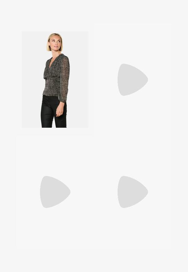 Blusa leopardata nera e beige con maniche lunghe e trasparenti e scollatura a V, caratterizzata da un punto vita arricciato per un silouette aderente.; Pantaloni a gamba larga in satin color crema con motivi geometrici ricamati in nero lungo l'orlo. Presentano una texture liscia e una silhouette sagomata.; Decolletè beige in pelle con tacco a blocco e punta affusolata, rifinita con un bordo nero lungo l'apertura e una sottile cinturino regolabile sul retro con dettagli in corsa dorati.; Borsa a mano in pelle crema a forma di mezzaluna, con accessori in oro, dettagli neri e una tracolla rimovibile. Presenta una dettagli in catena e un'etichetta.