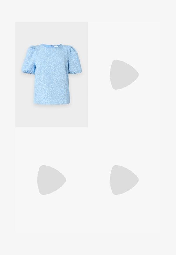 Blusa azzurro chiaro a maniche corte con un motivo di ricamo floreale testurizzato, scollo rotondo e maniche a sbuffo voluminose. Chiusura con zip sul retro.; Jeans svasati di un blu chiaro, realizzati in denim, con vita alta, cinque tasche e chiusura a un bottone. Morbido al tatto con una finitura scolorita.; Pump in pelle nera con punta affusolata, cinturino alla caviglia e tacco spesso. Texture piatta, design elegante ed estetica minimalista.; Borsa tote in pelle nera con texture liscia, forma rettangolare e due manici lunghi. Nessun hardware o decorazione visibile.