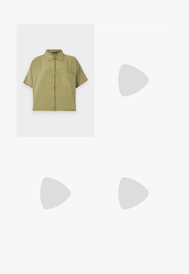 Īsām piedurknēm khaki krekls ar rāvējslēdzēja priekšpusi, norādītu apkakli un vienu krūšu kabatu. Izgatavots no kokvilnas ar teksturētu apdari.; Klasiskie zili džinsi ar taisnu kāju dizainu, pieciem kabatām un pogu aizdari. Iezīmējas ar vidēju mazgāšanu un izturīgu tekstūru.; Melna zamšāda un ādas sporta apavi ar krēmkrāsas sānu svītru un gaiši krēmkrāsas papēdi. Ar beigu krāsas auklām un gumijas zole.; Melnā mākslīgās ādas rokassoma ar krokodila rakstu, savilkta augšdaļa un saburzīta siksna. Izskatās mīksta un kompakta pēc dizaina.