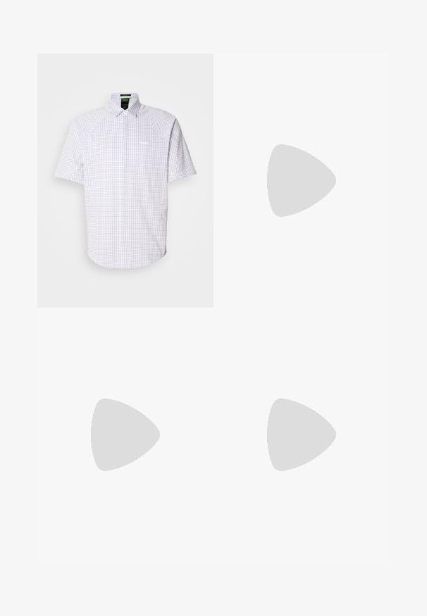 Kortermet skjorte med knapper i hvitt med blå rutemønster. Har klassisk krage og en subtil logo på brystet.; Hvit t-skjorte av bomull med rund hals, korte ermer og en subtil preget logo på brystet. Innvendig etikett har en oransje aksent.; Blå denimjeans med høy midje, rett ben-design og subtil falming. Har klassisk fem-lomme stil og glidelås lukking.; Hvit idrettssko laget av mesh og skinn, med en teksturert mellomsåle, teksturerte detaljer og "HUGO"-logo på siden.