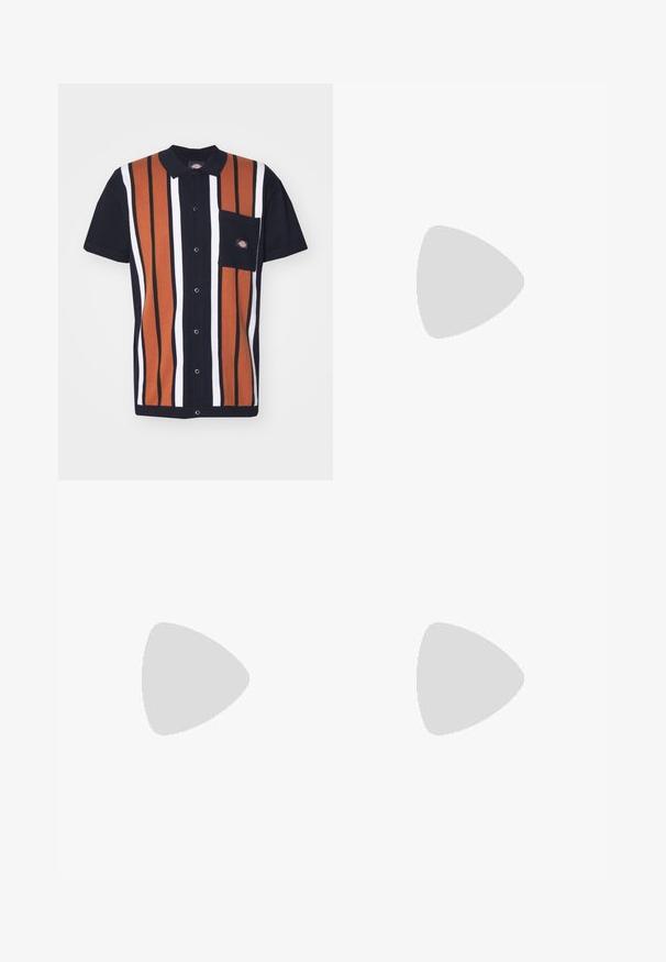 Camisa de manga corta con cuello, con rayas verticales en colores marino, blanco y óxido, que incluye un bolsillo en el pecho izquierdo y cierre de botón.; Pantalones marrones con un corte recto, que presentan una parte delantera plana, presillas para el cinturón y una textura suave. Diseño simple sin patrones ni acentos.; Mocasines de cuero negro con punta redondeada, diseño sin cordones y suela de goma gruesa con agarre texturizado. Tacón elevado y detalles de costura sutiles.; Gafas de sol rectangulares negras con lentes oscuros, que presentan un marco grueso, acentos sutiles en los lados y sin logotipos visibles más allá del nombre de la marca.