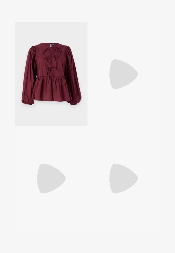 Blusa bordô de manga longa em tecido leve, com decote redondo, detalhes de laço na frente, cintura franzida e mangas volumosas.; Calças largas pretas feitas de veludo suave, com um cós elástico e uma textura lisa, sem detalhes ou padrões visíveis.; Botas de tornozelo pretas feitas de couro liso, com fecho lateral, salto grosso texturizado e design de bico arredondado.; Bolsa tote preta em couro com textura lisa, forma retangular e duas alças longas. Sem hardware ou enfeites visíveis.