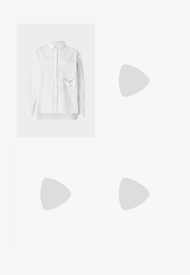 Chemise blanche à boutons avec un motif texturé, col, et une poche plaquée. Présente des manches longues et un ourlet droit.; MOSCHINO PANTALONE - Pantalon classique - nero; MOSCHINO Sandales - nero; MOSCHINO TIE ME - Sac à main - nero