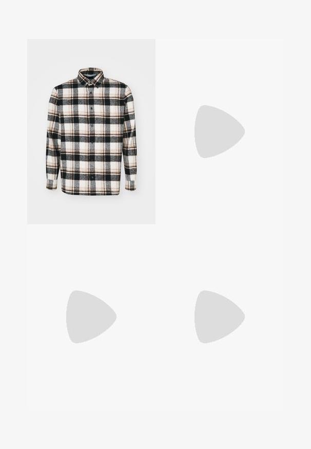 Flanellskjorte med et svart, hvitt og grått rutemønster med brune detaljer. Lange ermer, knapping foran og standard krage.; Hvit bomull T-skjorte, korte ermer, rund hals. Har svart tekstlogo "JACK & JONES" på venstre brystområde. Enkel, ensfarget design.; Lys beige løse bukser med tre lommer, beltestropper og rett ben-design. Laget av et mykt bomullsblandingsstoff.; Hvite sneakers med glatt tekstur, med brune skinnakenter og svart detaljer, parret med svarte skreddersydde bukser. Bakgrunn med tregulv.