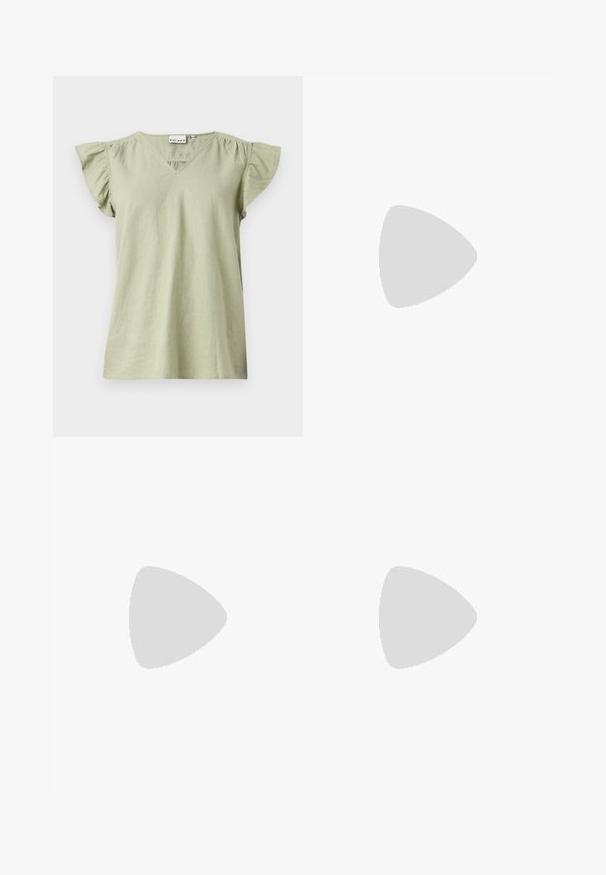 Blusa verde chiaro con scollo a V, maniche corte arricciate e vestibilità morbida. Realizzata in tessuto morbido con texture minima.; Borsa bianca e nera con un motivo geometrico a diamante, realizzata in tessuto con una finitura texture. Progettata con un'apertura a pattina.; Décolleté in vernice nera con cinturino dietro, punta affusolata, design con ritagli arrotondati e tacco a blocco. Presenta un accento di fibbia tono oro.; Grande borsa a tracolla in paglia con un esterno beige testurizzato e due manici larghi. Presenta una cintura in pelle come chiusura.