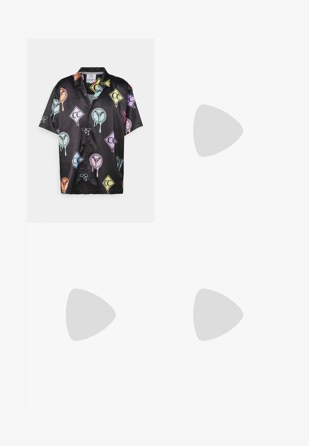 Zwarte satijnen shirt met korte mouwen, gekenmerkt door kleurrijke grafische patronen, waaronder vormen en logo's in pastelkleuren. Knopsluiting aan de voorkant.; Witte katoenen t-shirt met korte mouwen en een ronde hals. Bevat een zwart "Carhartt" logo gedrukt op het bovenste gedeelte van de linkerkant van de borst.; Zwarte denim jeans met een rechte snit, lichte textuur, vijf zakken en een knoopsluiting in de taille.; Zwarte leren Chelsea-boot met elastische zijpanelen, ronde neus, trekriem, witte stiksels op de zool en een gestructureerde rubberen buitenzool.