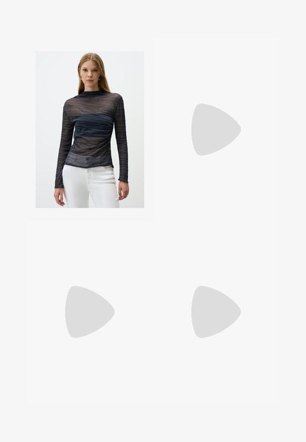 Marineblaues Langarmoberteil aus durchsichtigem Stoff mit metallisch silbernen Streifen, figurbetontem Design und gewellten Manschetten. Überweißen Hosen getragen.; Braune weite Jeans aus Denim, mit einem vorderen Knopfverschluss, fünf Taschen und sichtbaren Steppnähten.; Schwarze Lackleder-Slingback-High Heels mit spitzer Zehenform, ausgeschnittenem Seitendesign und kleinem Blockabsatz. Glatte Textur mit minimalen Akzenten.; Braune Schildpatt-Sonnenbrille mit rechteckigen Gläsern, schlankem Profil und gebogenen Bügeln. Die Gläser haben einen braunen Farbton, das Gestell besteht aus Kunststoff.