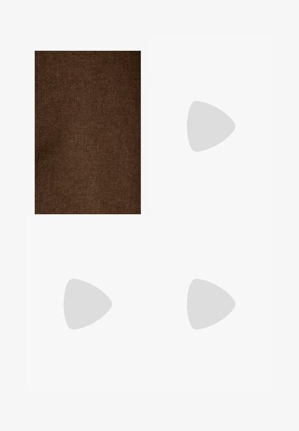 Brun hørstof med en blød, struktureret overflade, der har et ensartet mønster og dæmpet tone, velegnet til forskellige tekstilapplikationer.; Brune bredbunde bukser med en glat tekstur, der har høj talje og plisseringer foran. Stoffet er let og falder løst.; Sorte ruskind over-knæ støvler med spids tå, der har en firkantet blokhæl og en glat tekstur. Designet inkluderer minimale syninger.; Brun lædertaske med en rynket top og en kædestrop. Glat tekstur med en blank finish og subtile sømdetaljer på siderne.