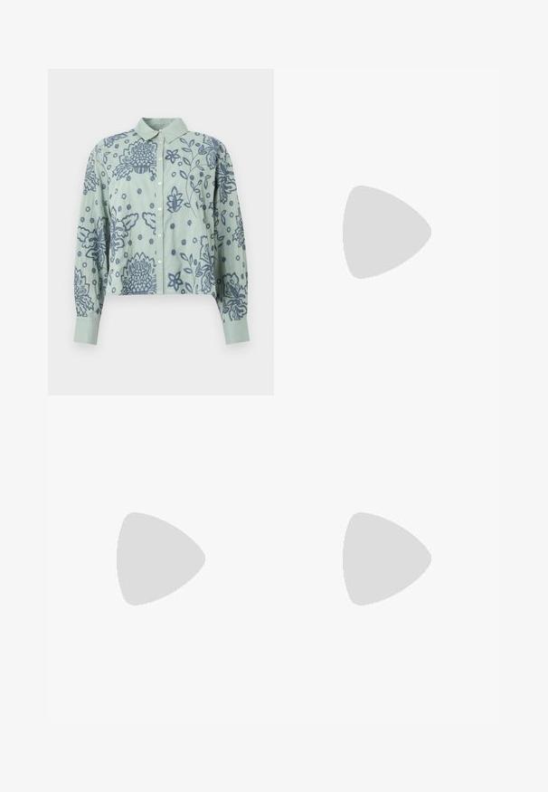 Camisa verde-clara cropped de mangas longas, com bordados florais azuis e padrões circulares, e fechamento frontal com botões.; Calças largas de imitação de couro pretas, de cintura alta, com botão frontal, fecho de correr, passadores de cinto e bolsos laterais sobre fundo branco.; Sandy em verniz preto com salto slingback, ponta afilada e salto geométrico. Apresenta um design elegante e minimalista com textura suave.; Bolsa de couro preta com forma curva, alça destacável e detalhes em dourado. A bolsa possui uma aba com detalhe de fivela.