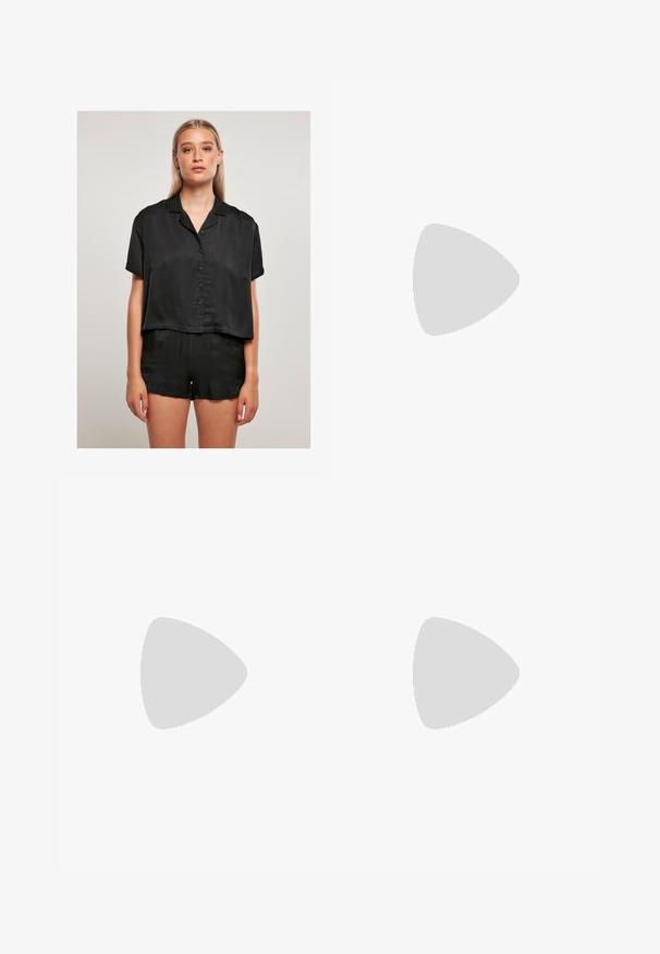 Schwarzes Satin-Hemd mit kurzen Ärmeln und entspannter Passform, kombiniert mit passenden Shorts. Glatte Textur und kurzes Design.; Schwarze, weit geschnittene Hosen aus glattem, glänzendem Stoff mit elastischem Bund und ohne sichtbare Taschen oder Metallteile.; Schwarze Canvas-Sneaker mit weißen Schnürsenkeln, weißer Gummikappe und einer massiven weißen Zwischensohle. Besondere Merkmale sind dezente weiße Nähte und eine Gummisohle.; Schwarze rechteckige Sonnenbrillen mit dunklen Gläsern und dicken matten Rahmen. Die Bügel sind leicht verjüngt und haben eine glatte Oberfläche.