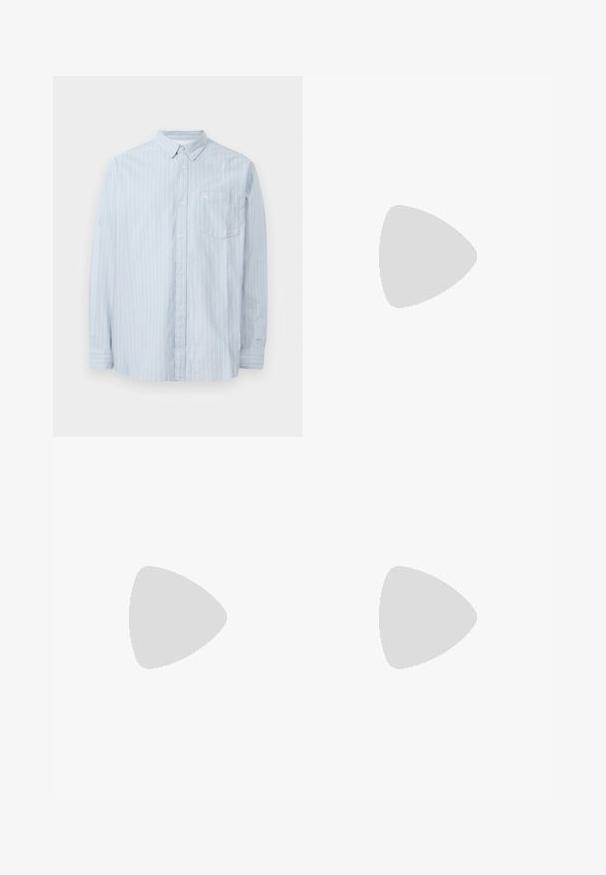 Camicia azzurro chiaro con righe verticali bianche, con colletto, maniche lunghe e taschino sul petto. Realizzata in un materiale morbido.; Canotta bianca in cotone con scollatura rotonda, spalline larghe e orlo dritto, caratterizzata da una superficie liscia e senza motivi visibili.; Pantaloni neri a gamba larga con una superficie liscia, dotati di due pinces frontali, chiusura con bottone e tasche laterali. Tessuto resistente.; Mocassini in pelle nera con finitura liscia, caratterizzati da una punta tonda e una fascia stretta sulla parte superiore. Tacco basso impilato.