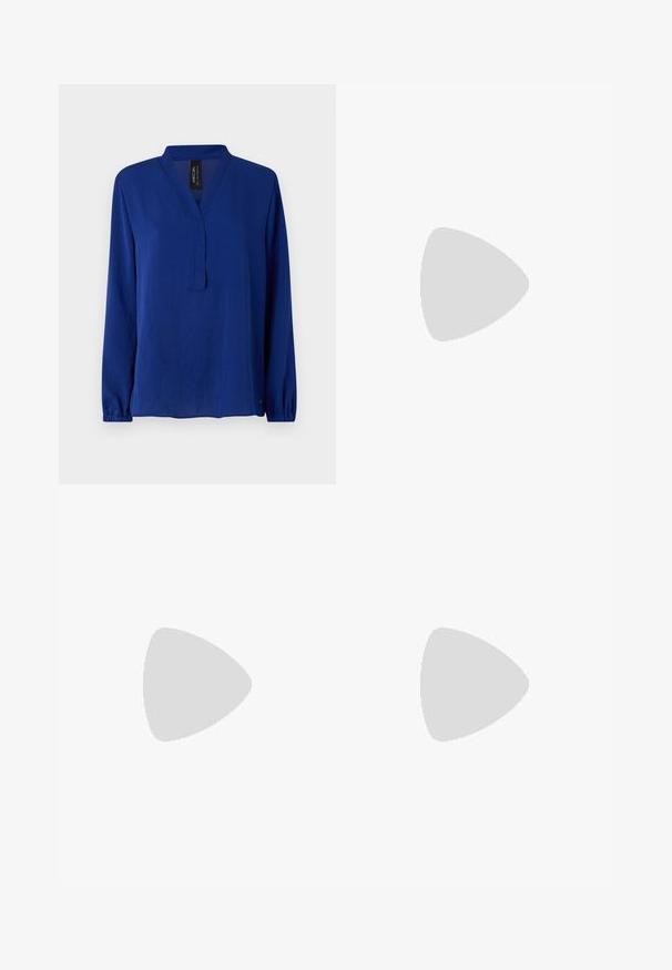 Marc Cain Bluză - royal blue; Pantaloni negri tailor-ed cu un design drept, având o textură fină și cute clare pe față. Fără elemente de prindere vizibile.; Sandale slingback din piele neagră cu vârf ascuțit, având un toc subțire și un accent de culoare aurie pe curea ajustabilă. Textură netedă.; Geantă de umăr din piele neagră, cu un design structurat, având o formă tăiată, mânere superioare și accente din aur. Include o curea de umăr ajustabilă.