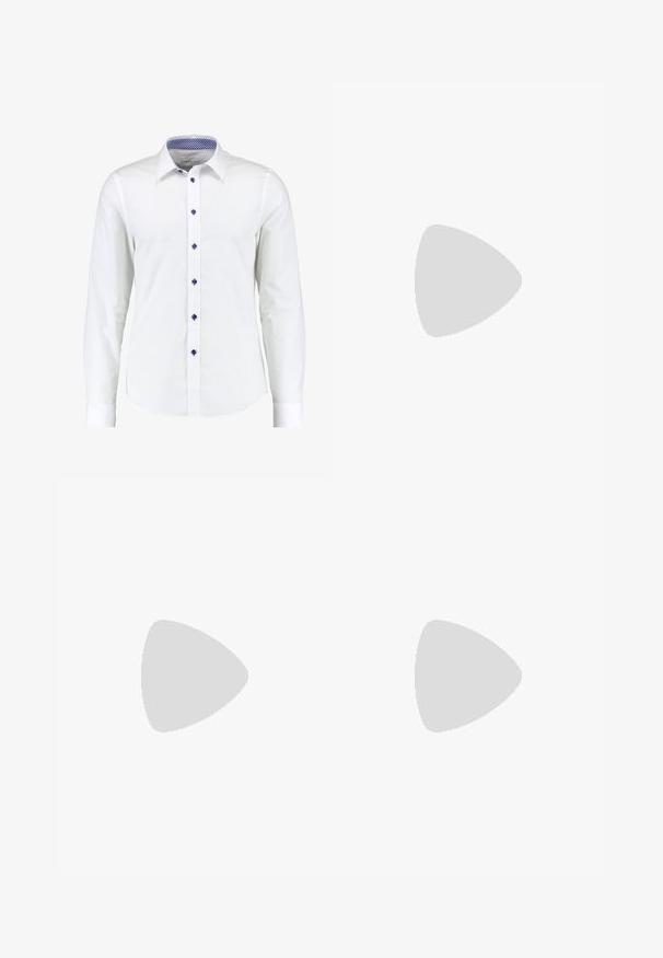 Weiße Langarmbluse mit Button-Down-Kragen, ausgestattet mit blauen Akzentknöpfen und einem blauen Karomuster im Kragen.; Schlanke Jeans aus ausgebleichtem grauem Denim, mit abgenutzten Details an den Knien, kombiniert mit weißen Sneakers. Glatte Textur, schlanker Schnitt.; Weiße Leder-Sneaker mit Perforationen, runder Zehenpartie, flacher Sohle und dicken Schnürsenkeln, mit sichtbar eingesticktem Swoosh-Logo und "AIR" an der Ferse.; Silberner Armbanduhr aus Edelstahl mit einem dunkelblauen Zifferblatt, metallischen Stundenmarkierungen und einem Datumsfenster bei 3 Uhr. Wasserdicht bis 50 Meter.