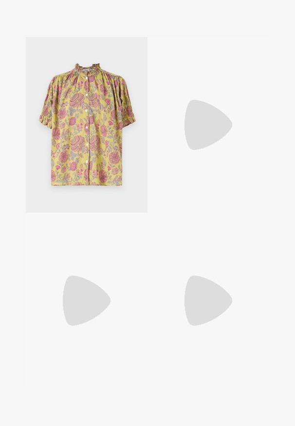 Blouse florale jaune avec des motifs roses et gris, manches bouffantes, col à volants et fermeture à boutons sur le devant.; T-shirt blanc à manches courtes en tissu côtelé. Col rond, coupe régulière et détails de couture subtils. Aucune motif ni graphique.; Jupe midi en tricot blanche présentant un motif texturé avec des lignes verticales et des découpes près de l'ourlet. Taille élastique. Matériau doux.; Ballerines en cuir noir avec un bout rond, texture lisse, détails de couture minimalistes et design de semelle flexible.; Sac à main en cuir marron avec une fermeture à rabat, des accents en métal doré, une bandoulière et une texture lisse. Forme rectangulaire compacte.