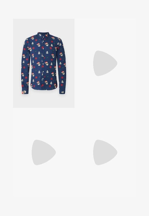 Košeľa s dlhým rukávom v námorníckej farbe s veselým vzorom s tvárami Santa Clausa, vločkami snehu a vianočnými stromčekmi v červenej a zelenej farbe.; Svetlomodré denimové džínsy s rovnými nohavicami, s polovysokým pásom, piatimi vreckami a zapínaním na gombík a zips.; Čierne kožené loafre s detailom na strapcoch, s masívnou čiernou podrážkou a žltým prešitím pozdĺž okraja. S textúrovaným povrchom.; Trojvrstvový náhrdelník zo strieborného kovu s elegantnými, flexibilnými reťazami s jemným leskom, zabezpečený sponou typu langusta a nastaviteľným reťazcom.