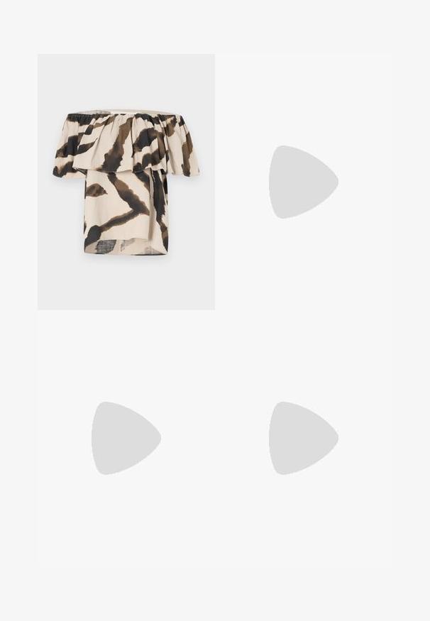 Top off-the-shoulder dintr-un material ușor, cu o bază bej și imprimeu abstract de animale în nuanțe de maro și negru, accentuat cu volane.; Pantaloni bej cu picioare largi dintr-un material ușor, cu închidere cu nasture, bucle pentru curea și margini curate. Textură netedă și design minimalist.; Cizme cu toc slingback din piele sintetică lacuită neagră, cu vârful ascuțit, un design cu decupaj rotunjit și toc bloc. Include un accent cu cataramă de culoare aurie.; Geantă de mână din piele colorată în nuanțe de chihlimbar, cu un design pliat, curea ajustabilă și o formă rotunjită. Branding minimal pe suprafața frontală.