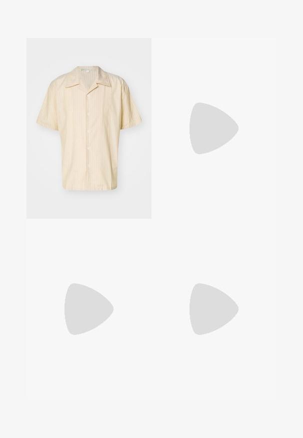 Korte mouwen shirt in lichtgeel met witte verticale strepen, voorzien van een kraag en een sluiting met vijf knopen aan de voorkant. Zachte stoftextuur.; Witte katoenen mouwloze tanktop met een ronde halslijn, met een gladde textuur en een aansluitende pasvorm, ontworpen voor casual gebruik.; Zwarte denim jeans met een slim fit, versleten textuur, verfspetters en gedurfde grafische prints op de voorkant.; Witte leren sneaker met een gladde oppervlakte, ronde neus en minimalistisch ontwerp. Heeft beige accenten op de hiel en een rubberen zool.