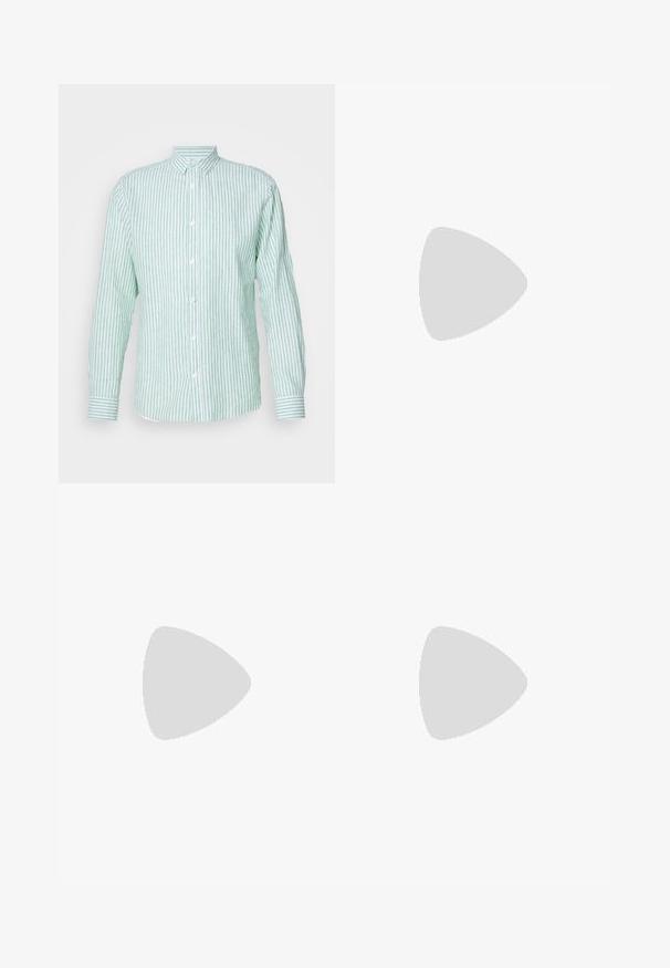 Only & Sons ONSCAIDEN STRIPE SHIRT - Majica - greenbriar; Bijele široke hlače s plitkim naborima sprijeda, jednim dugmetom za zatvaranje i bočnim džepovima. Glatka tekstura i krojen dizajn.; Crni kožni mokasini s resicama, žutom šavom uz đon i debelim, rebrastim gumiranim potplatom.; Crne pravokutne sunčane naočale s sjajnom površinom, tamnim staklima i zlatnim detaljem na sljepočnicama na kojem se nalazi logo.